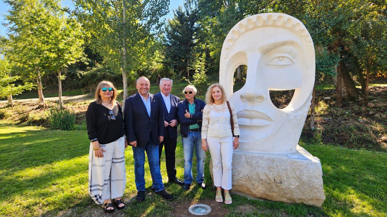 Inauguración del Espacio de Escultura Monumental en Carracedelo con varias personas y una escultura.