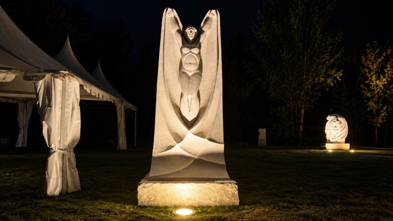 Esculturas monumentales iluminadas en Carracedelo durante la noche