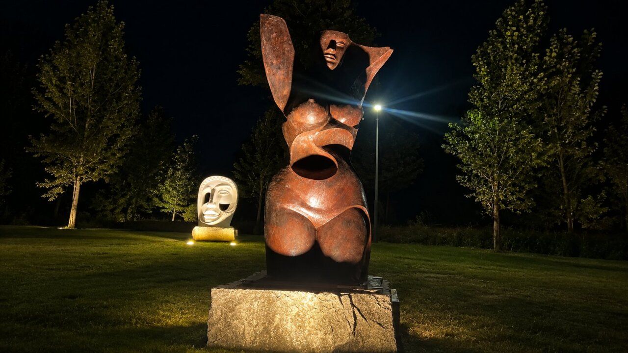 Esculturas monumentales iluminadas en Carracedelo por la noche