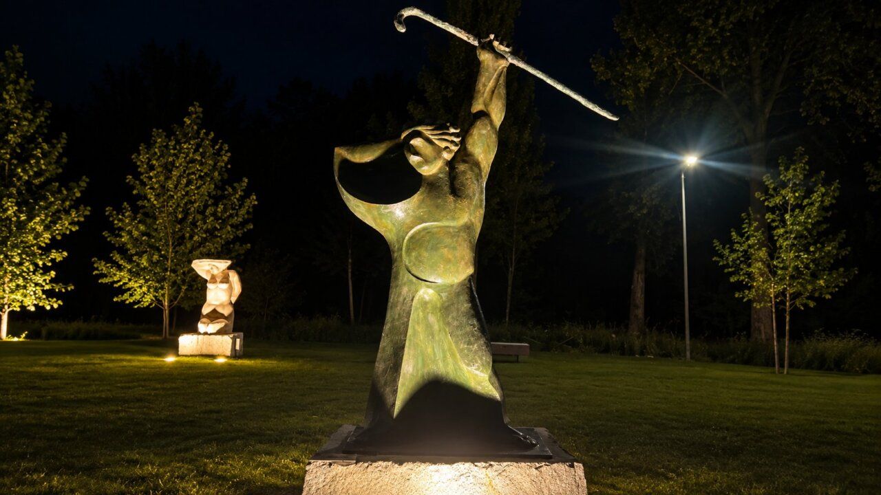 Esculturas monumentales iluminadas en Carracedelo durante la noche