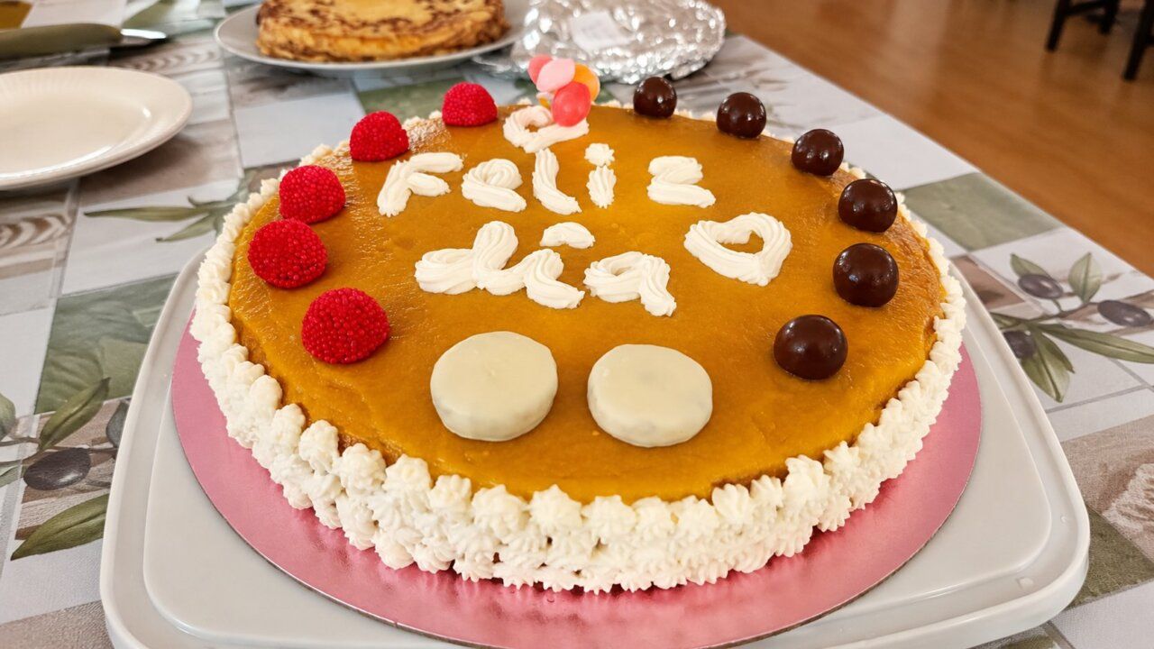 Tarta decorada con fresas y mensaje de feliz día
