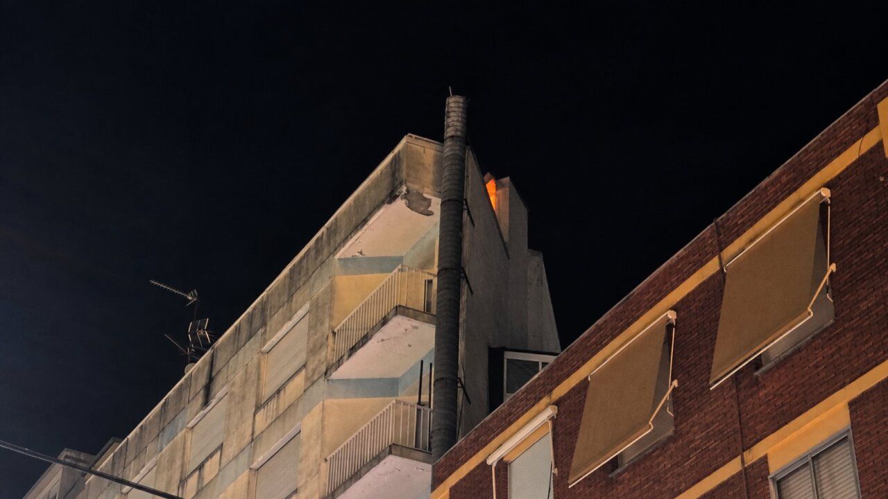 Edificio en la avenida de Valdés con humo y llamas en la parte superior