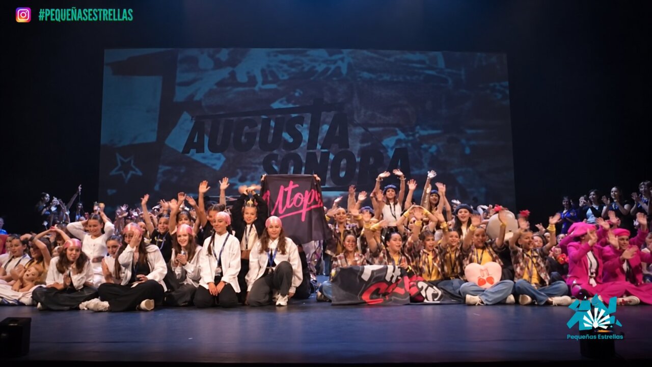 Grupo de jóvenes bailarines de Utopía Dance Studio en el concurso Pequeñas Estrellas