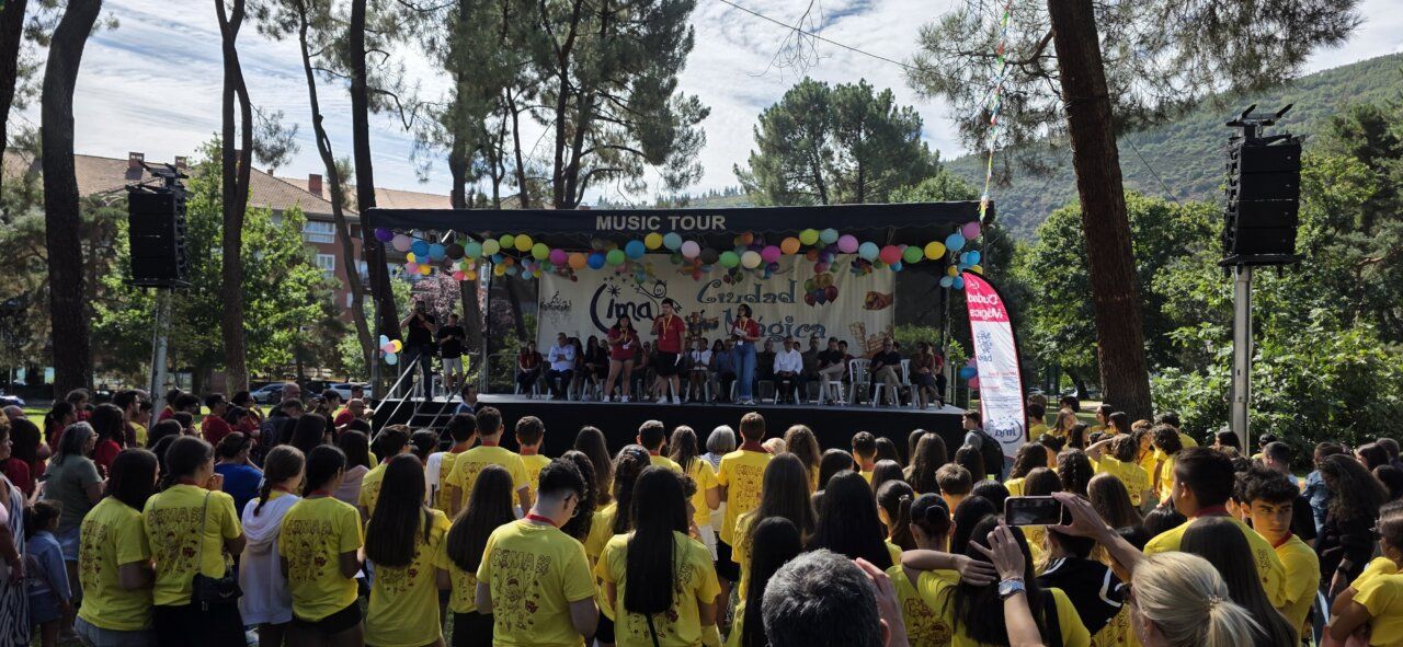 Inauguración de Cima 2026 con jóvenes y Débora Évora en el escenario.