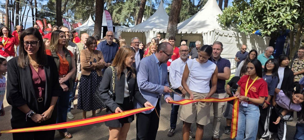 Inauguración de Cima 2026 con Débora Évora cortando cinta en Ponferrada