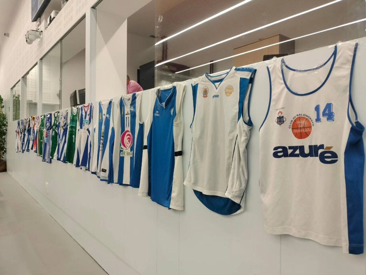 Muestra de camisetas del Clínica Ponferrada SDP en exposición