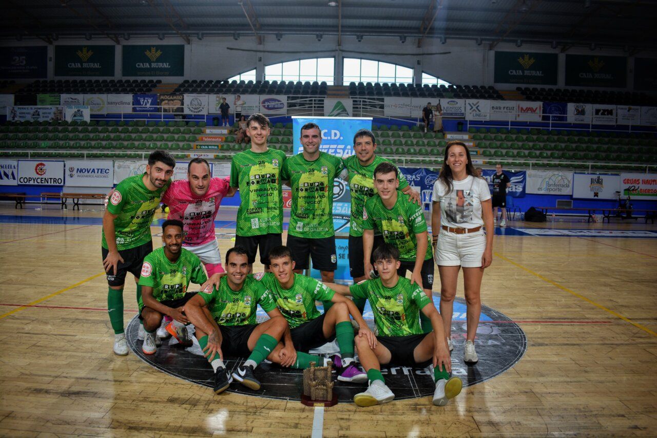 Equipo Coebb Ponfesala posando tras el IV Trofeo Fiestas de La Encina