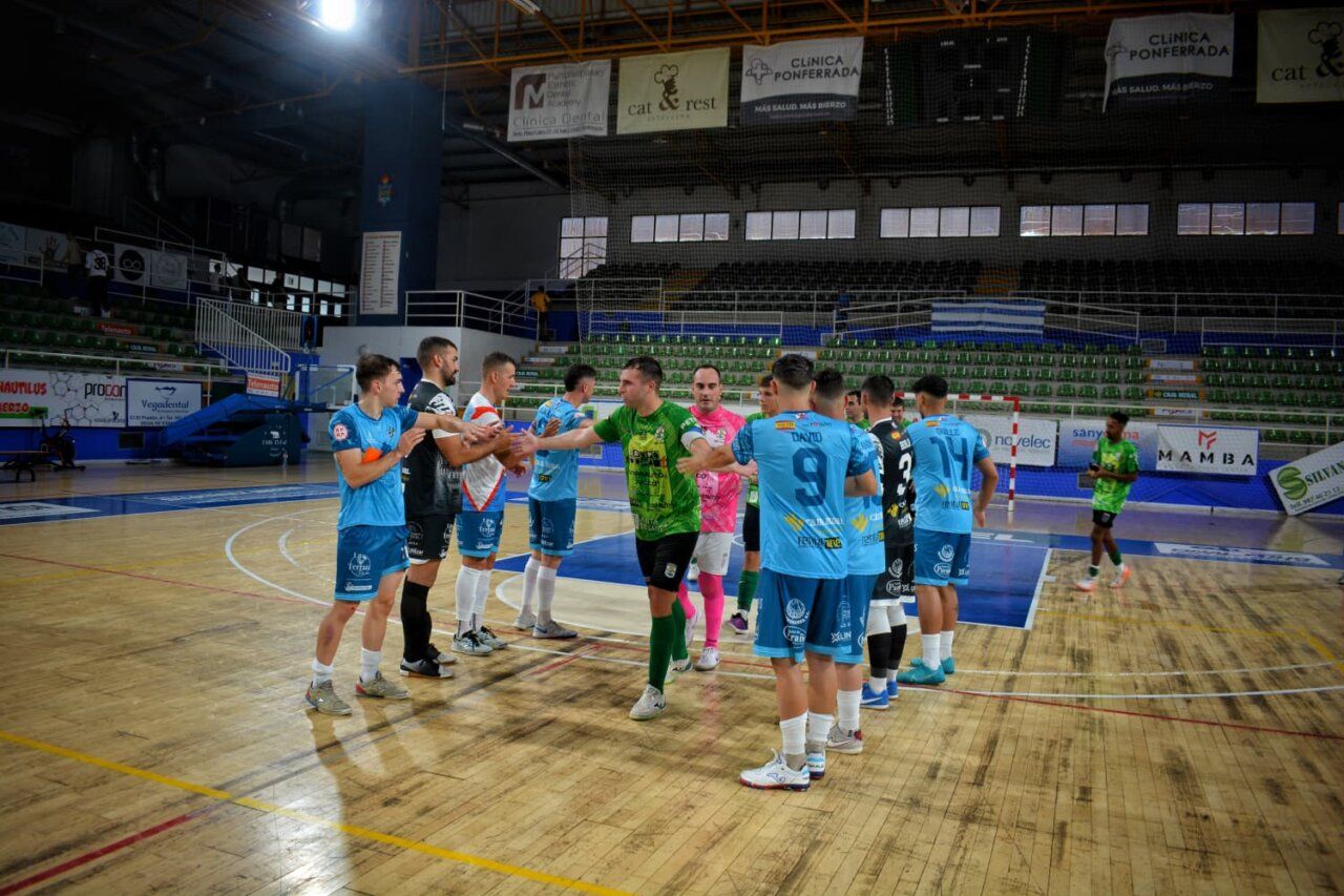 Jugadores del Coebb Ponfesala saludando en el IV Trofeo Fiestas de La Encina