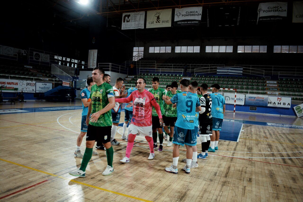 Jugadores del Coebb Ponfesala y Vilalba FS saludándose en el partido