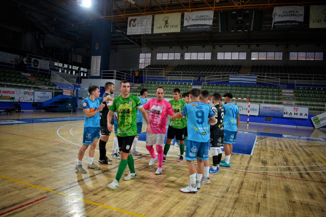Jugadores del Coebb Ponfesala saludando en el IV Trofeo Fiestas de La Encina