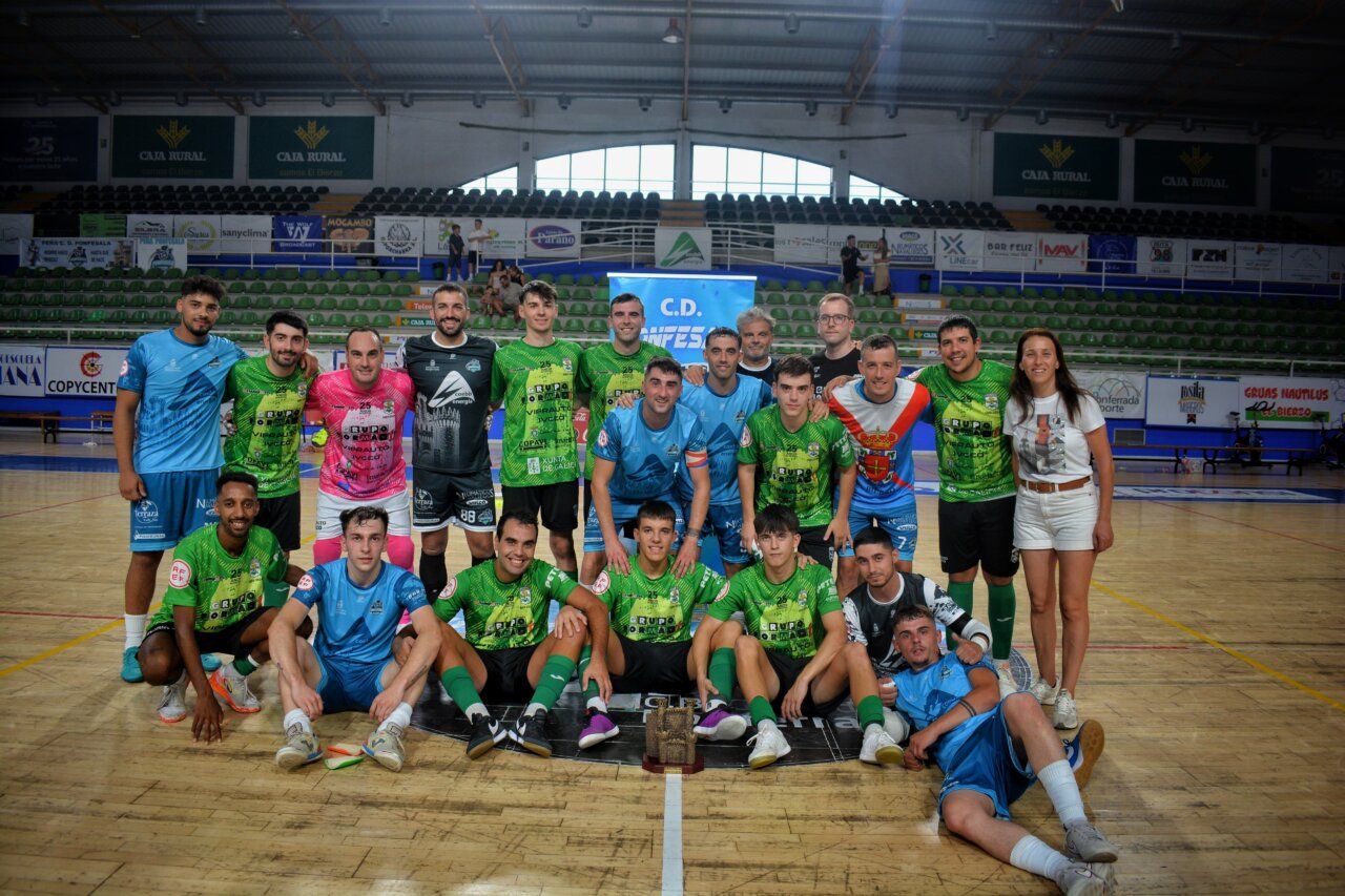 Equipo Coebb Ponfesala posando tras el IV Trofeo Fiestas de La Encina