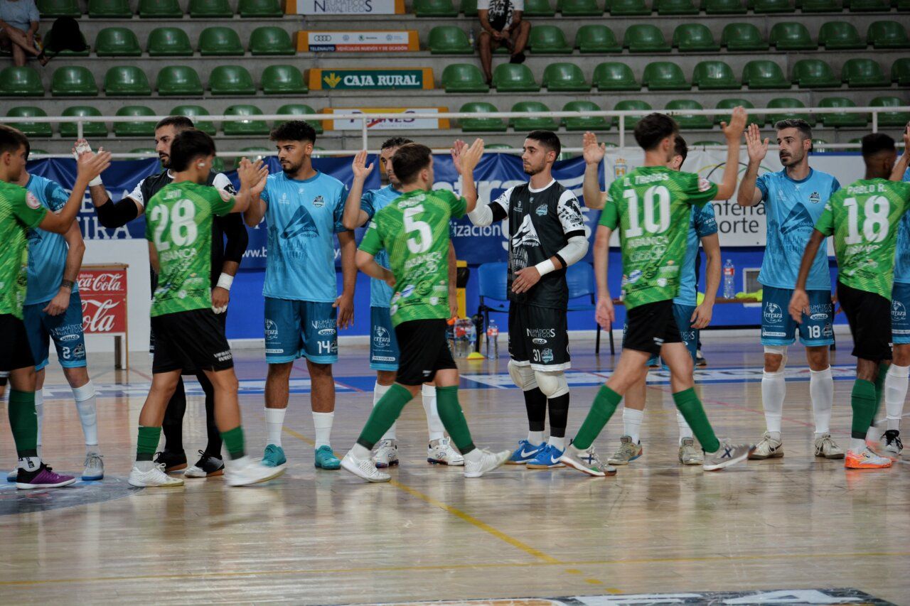 Jugadores del Coebb Ponfesala saludando en el IV Trofeo Fiestas de La Encina