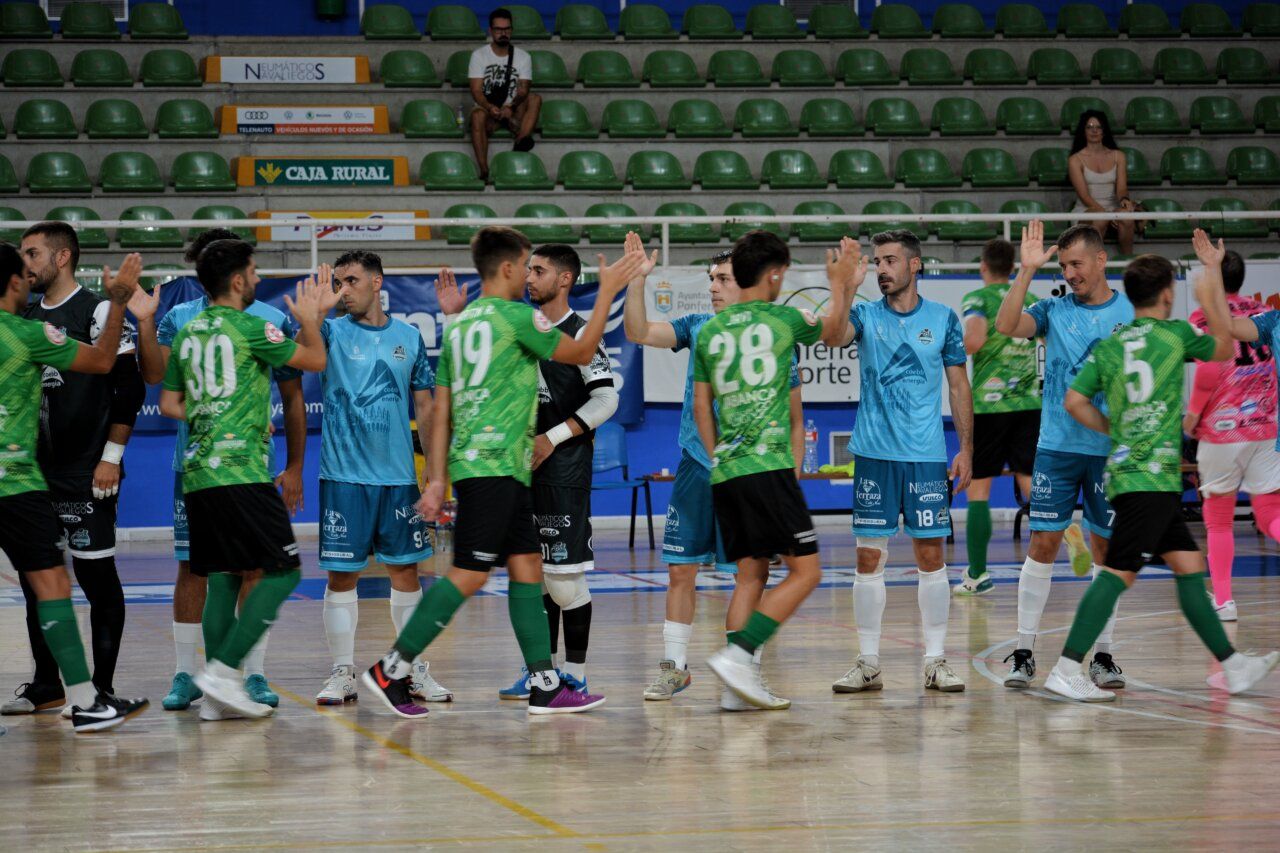 Jugadores del Coebb Ponfesala saludando antes del partido de fútbol sala