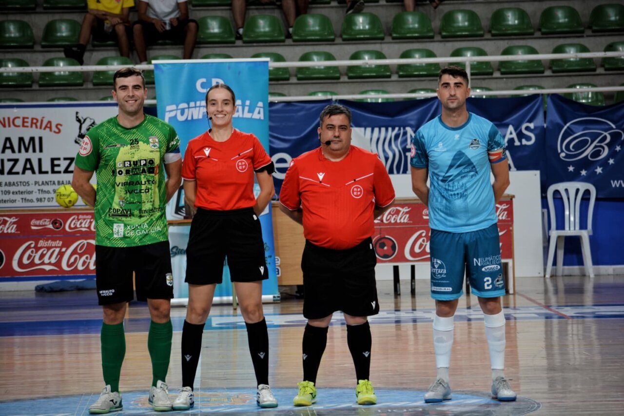Jugadores y árbitros del Coebb Ponfesala en el IV Trofeo Fiestas de La Encina