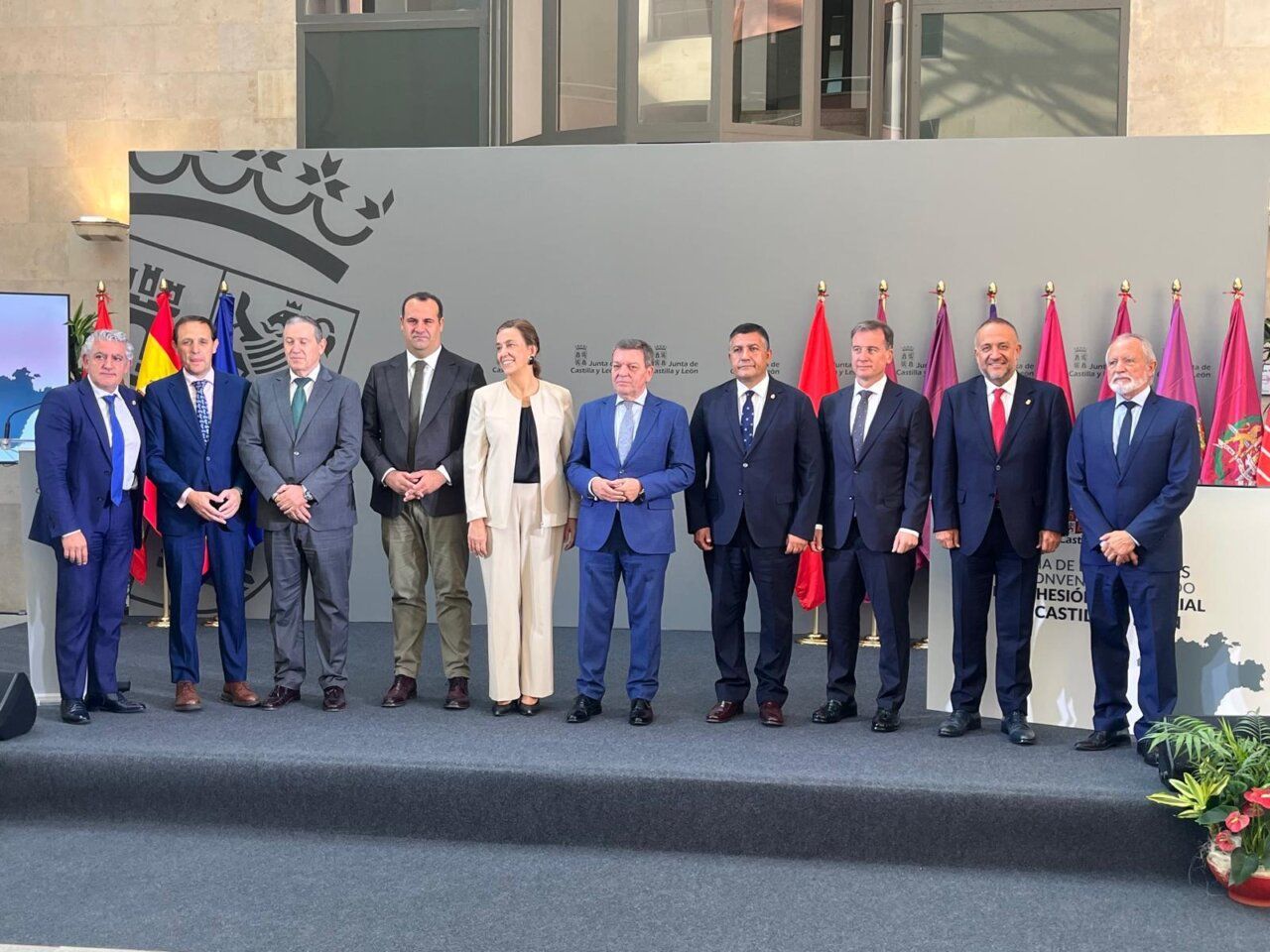 Reunión de autoridades en la Diputación de León sobre fondos para municipios