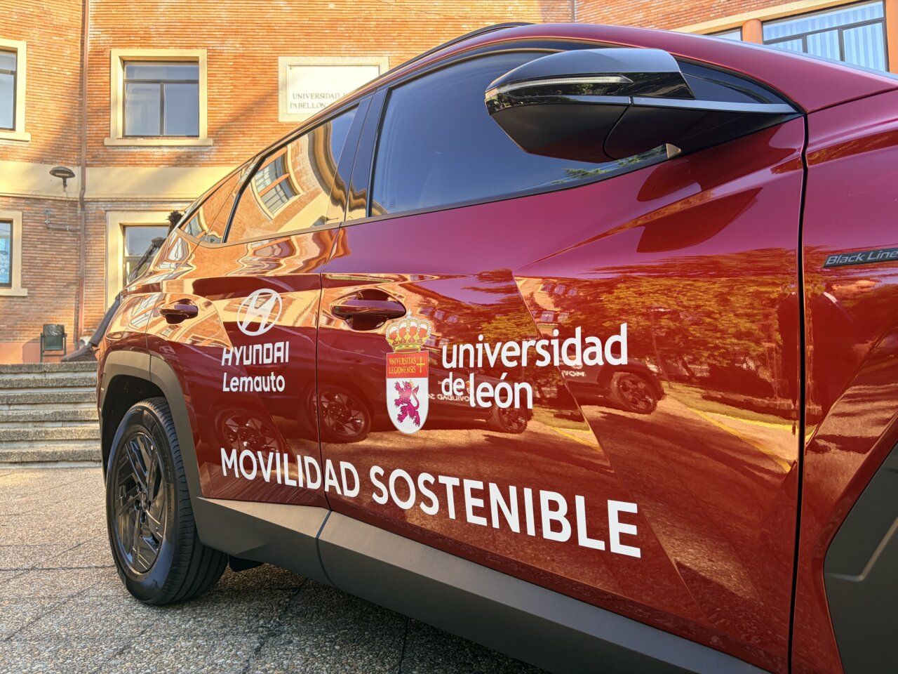 Vehículo de Lemauto con logo de la Universidad de León en campus