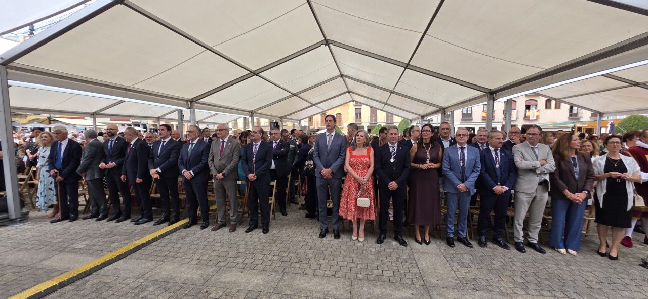 Ceremonia en la plaza del Ayuntamiento de Ponferrada durante las fiestas de la Virgen de la Encina.
