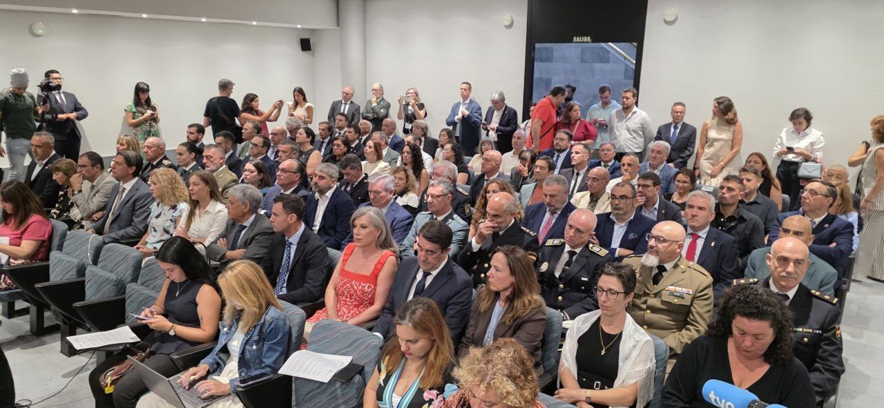 Multitud de personas reunidas en la plaza del Ayuntamiento de Ponferrada durante la fiesta de la Virgen de la Encina.