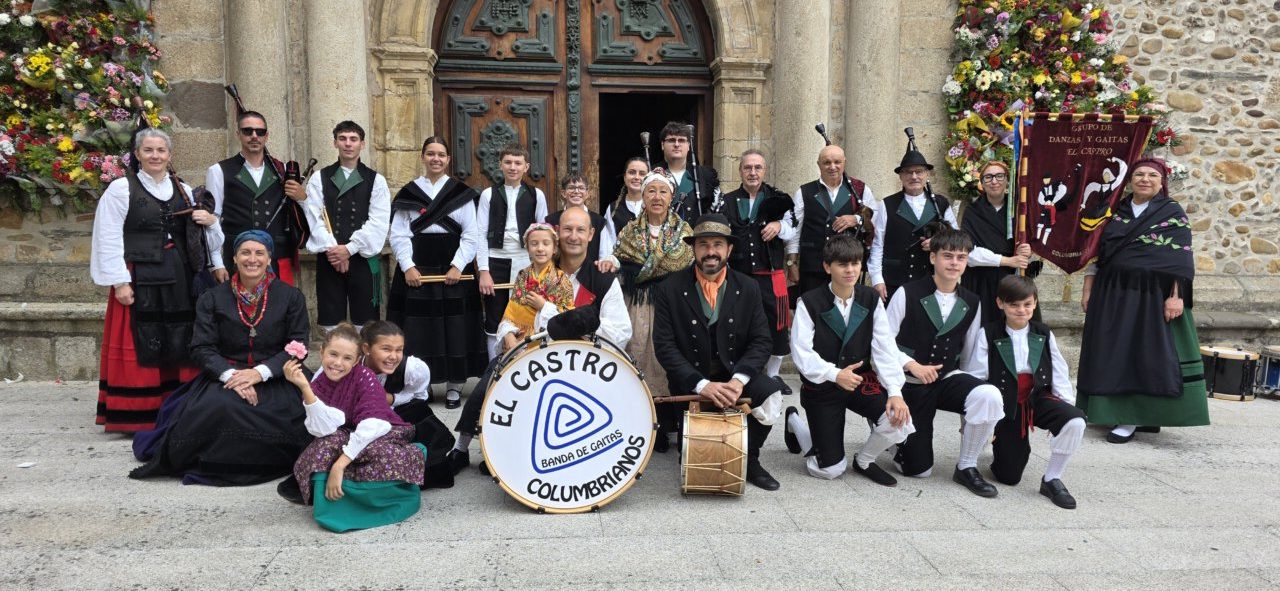 Grupo de personas en trajes tradicionales en la fiesta de la Virgen de la Encina