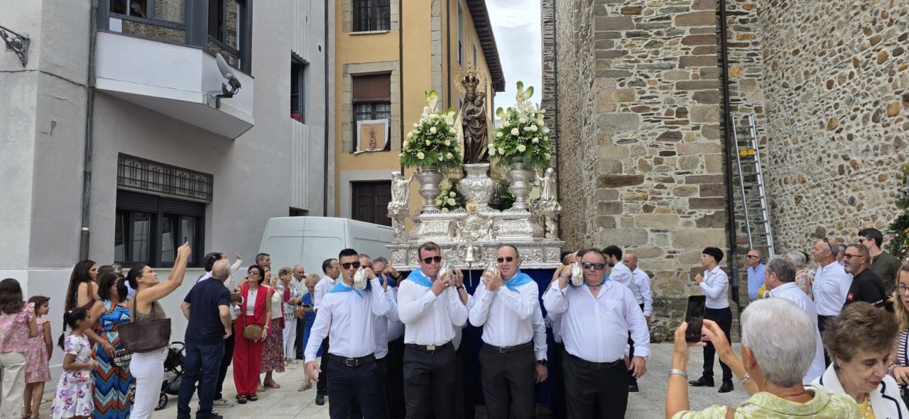 Procesión de la Virgen de la Encina en Ponferrada con fieles y autoridades