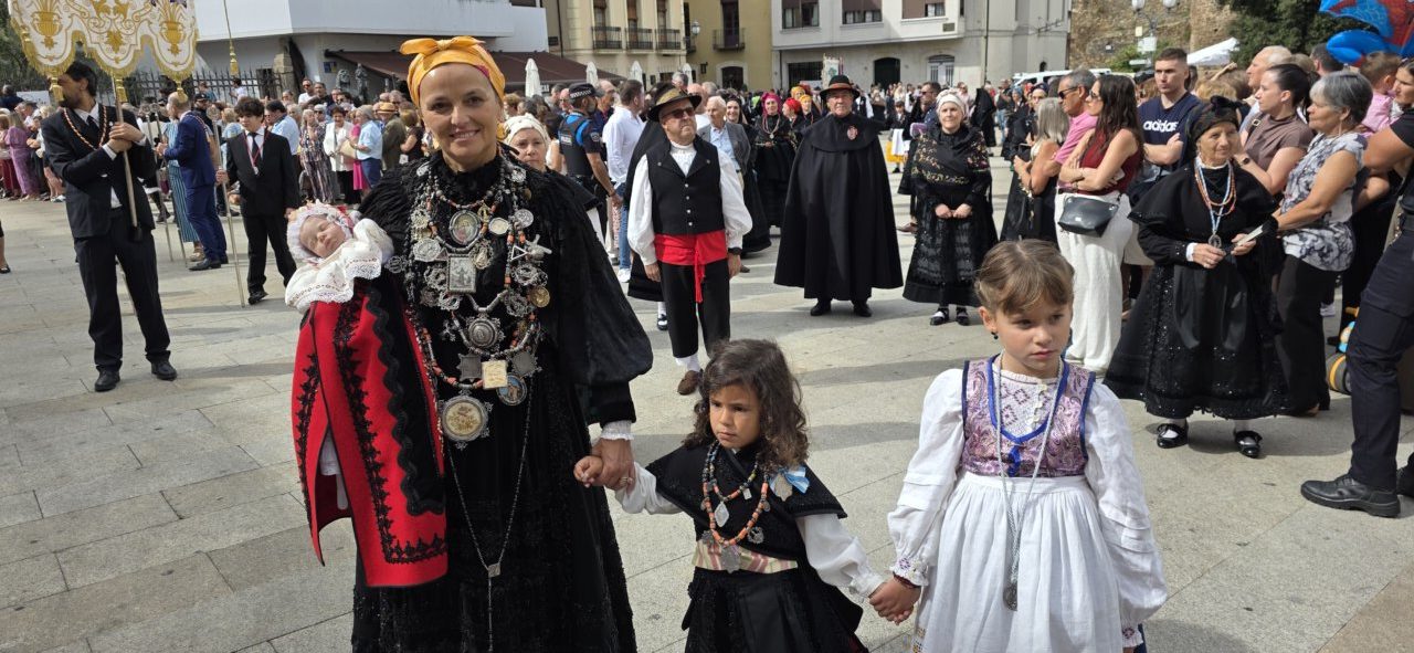 Mujeres y niños en trajes tradicionales durante las fiestas de La Encina en Ponferrada