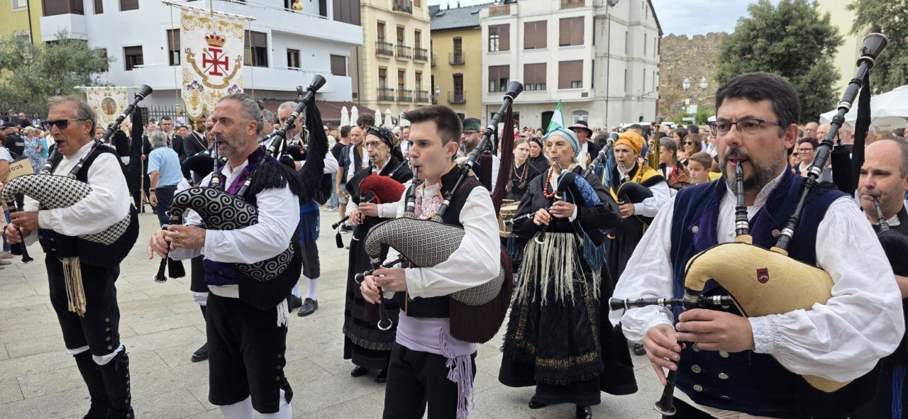 Grupo de músicos tocando gaita en la fiesta de la Virgen de la Encina en Ponferrada