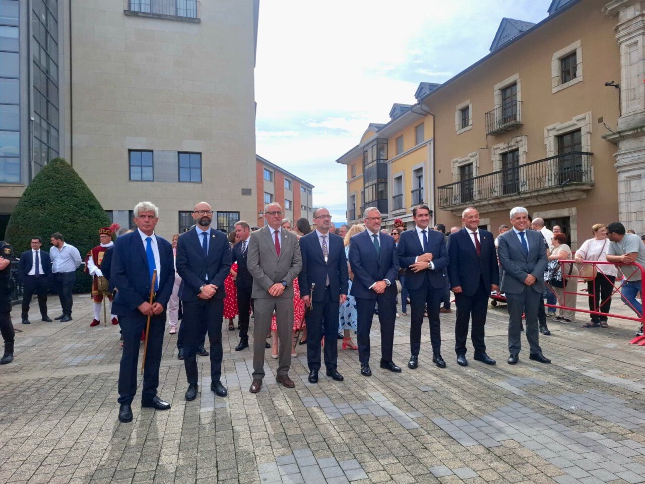 Grupo de personas en la plaza del Ayuntamiento de Ponferrada durante las fiestas de la Virgen de la Encina