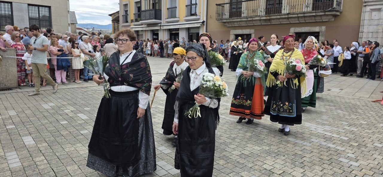 Grupo de mujeres con trajes tradicionales en la fiesta de la Virgen de la Encina