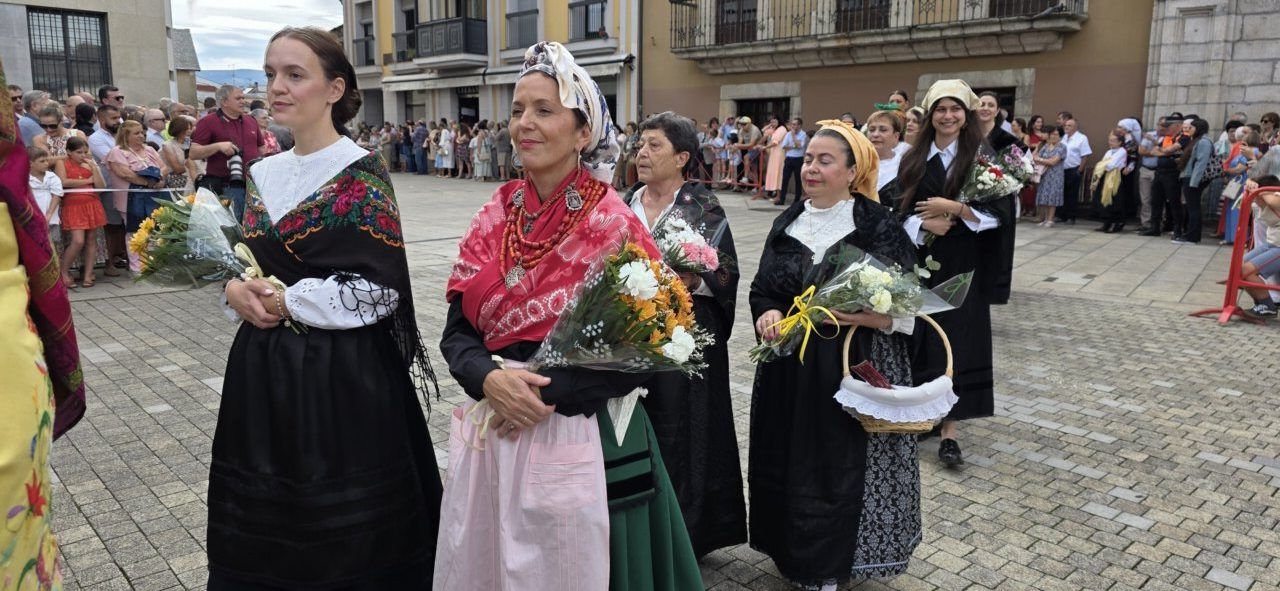 Mujeres con trajes tradicionales en la fiesta de la Virgen de la Encina en Ponferrada