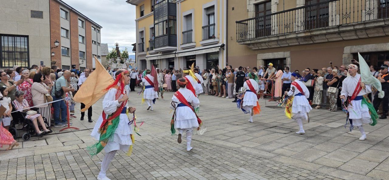 Grupo de danzantes en la fiesta de la Virgen de la Encina en Ponferrada.