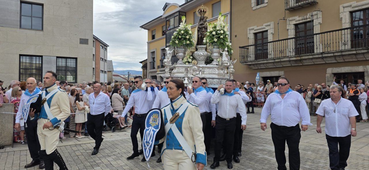 Procesión de la Virgen de la Encina en Ponferrada con fieles y autoridades