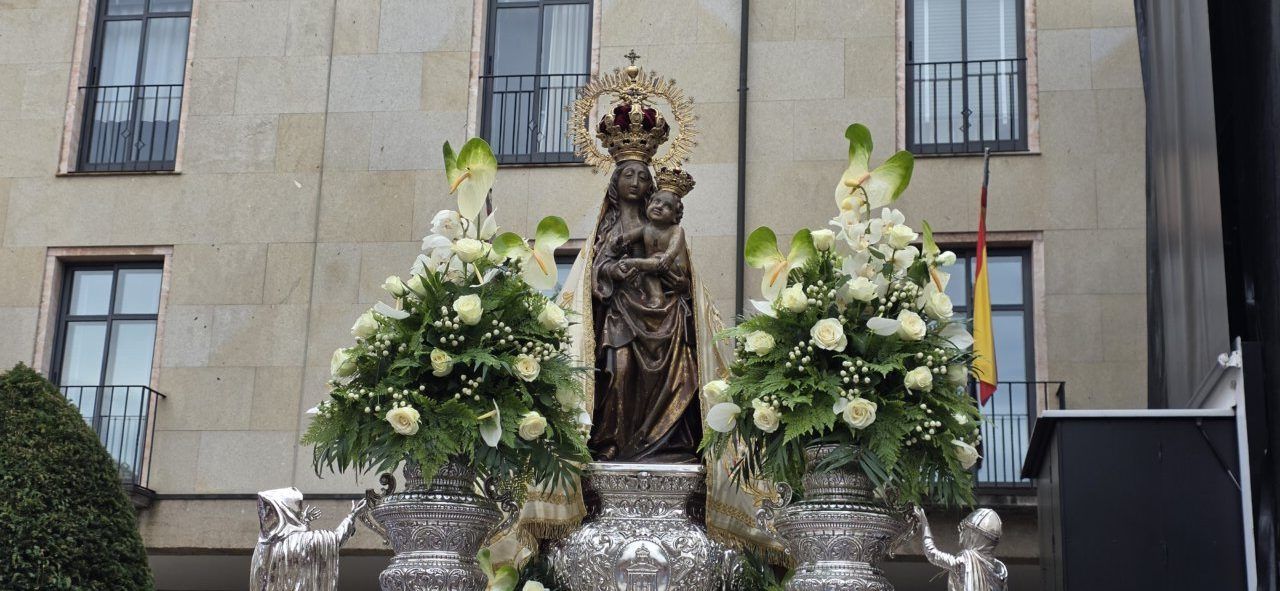 La Virgen de la Encina con flores en la plaza del Ayuntamiento de Ponferrada