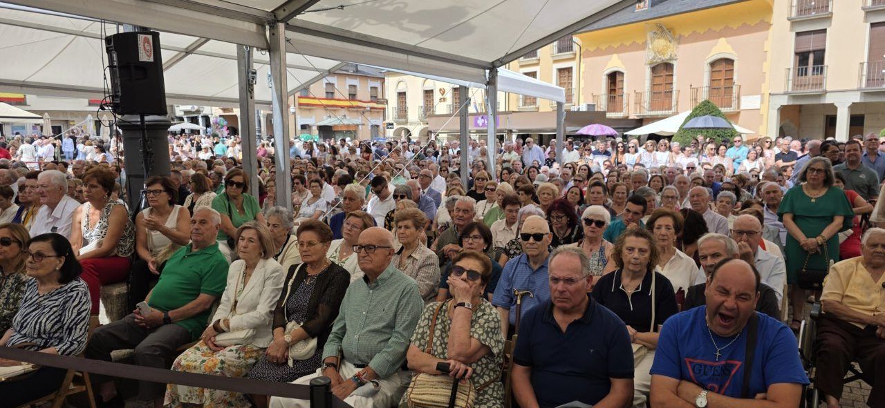 Multitud de personas reunidas en la plaza del Ayuntamiento de Ponferrada