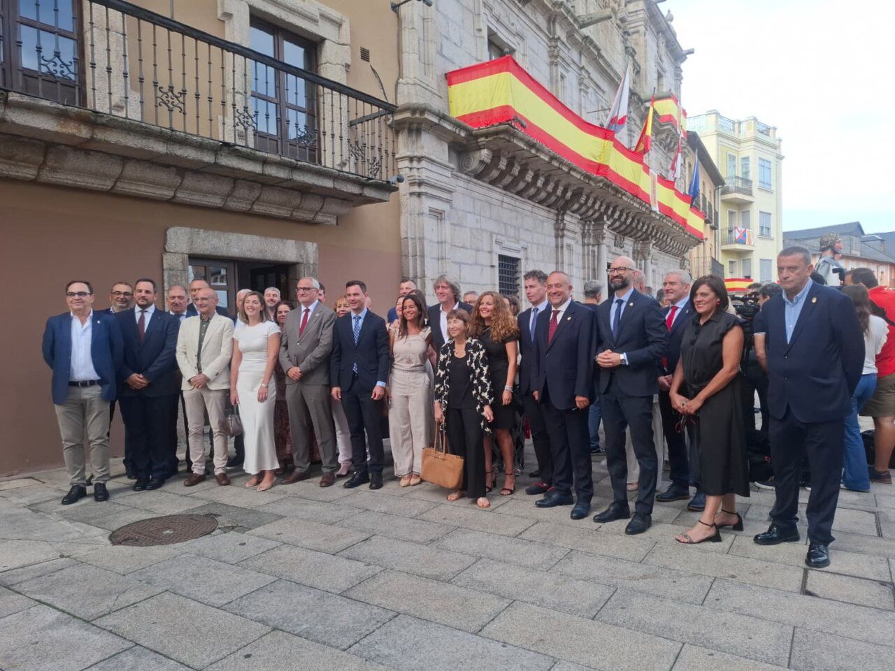 Grupo de personas en la plaza del Ayuntamiento de Ponferrada durante la fiesta de la Virgen de la Encina