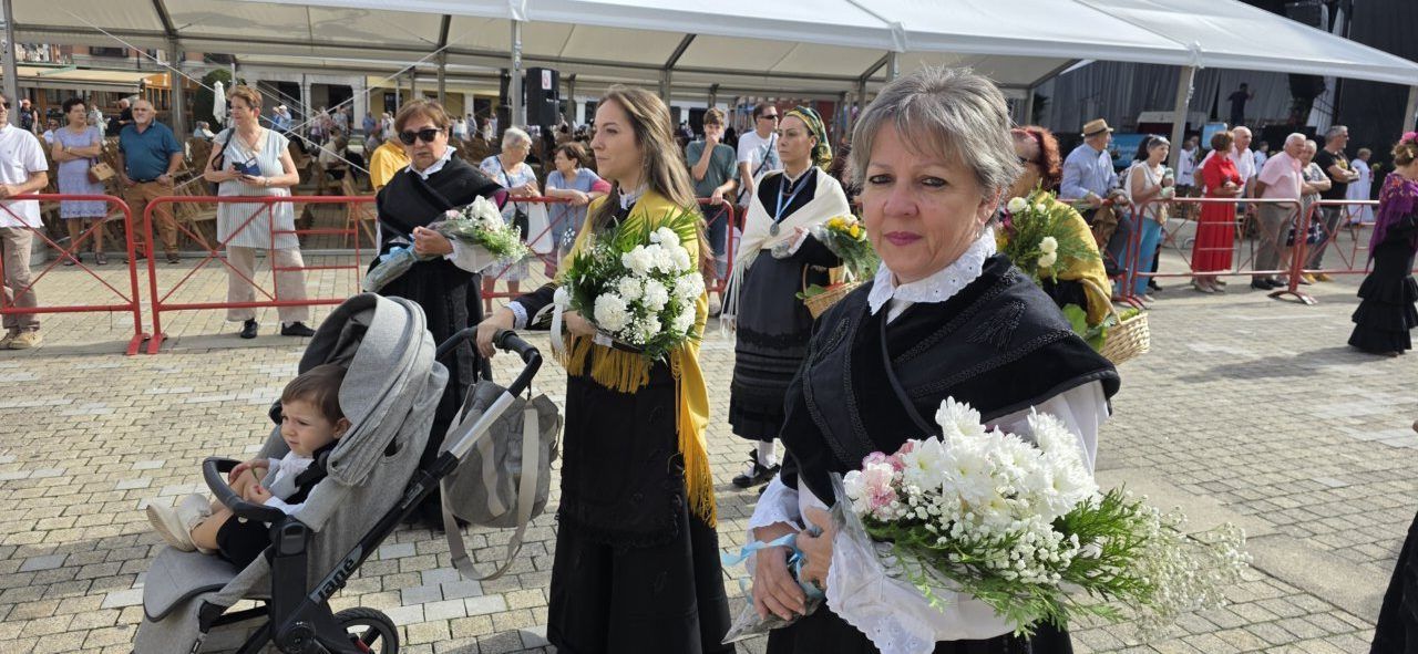 Personas en la plaza del Ayuntamiento de Ponferrada durante las fiestas de la Virgen de la Encina