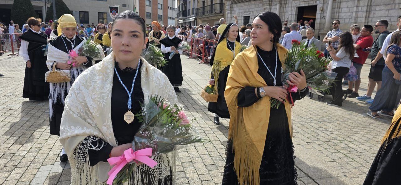 Mujeres con trajes tradicionales en la fiesta de la Virgen de la Encina en Ponferrada
