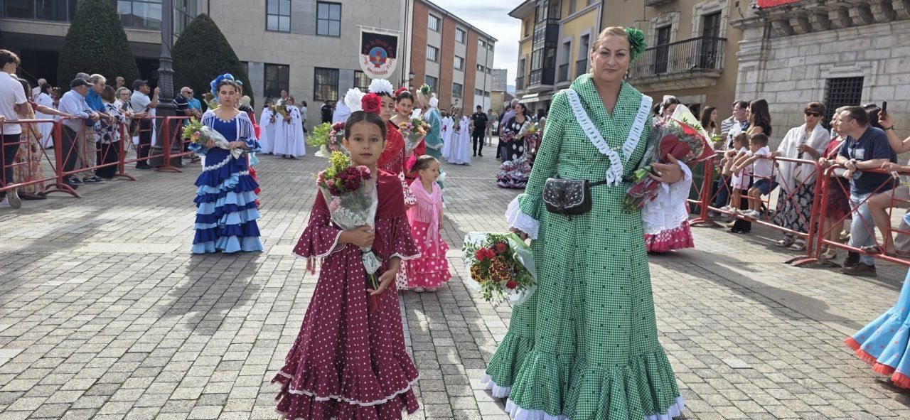 Mujeres y niñas con trajes tradicionales en la fiesta de la Virgen de la Encina.