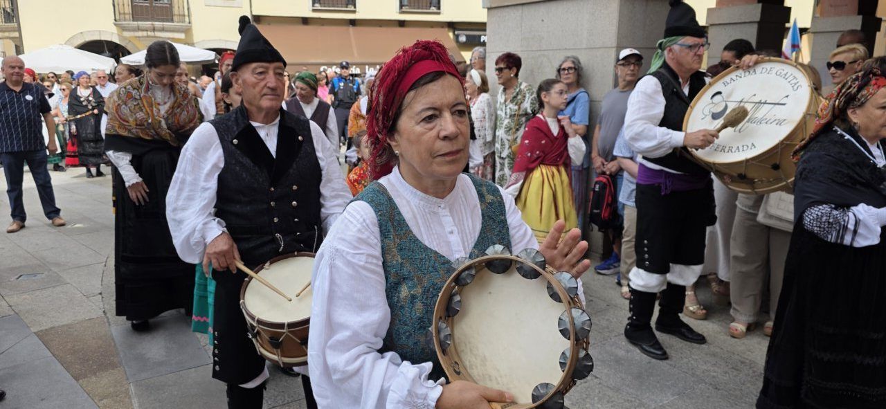 Mujeres y hombres en trajes tradicionales durante la fiesta de la Virgen de la Encina en Ponferrada
