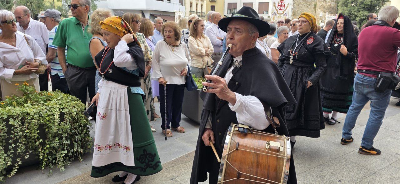Hombres y mujeres en trajes tradicionales durante la fiesta de la Virgen de la Encina en Ponferrada