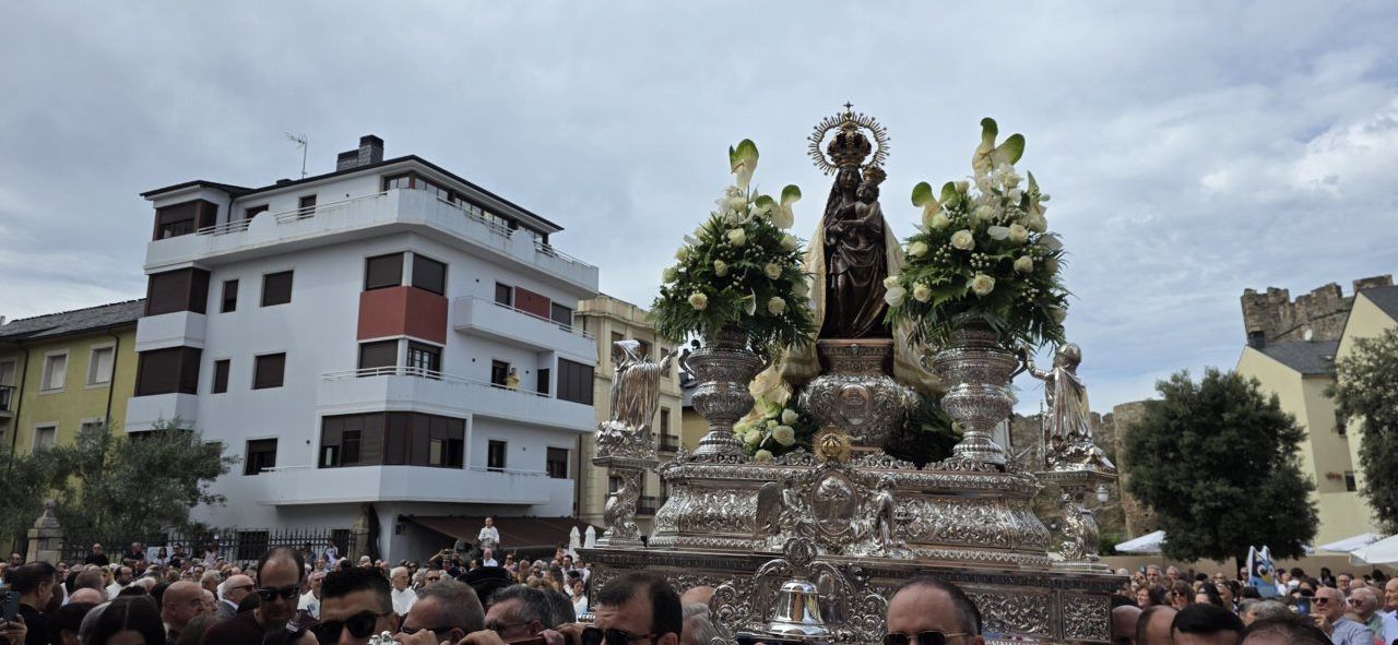 La Virgen de la Encina en procesión con flores y fieles alrededor