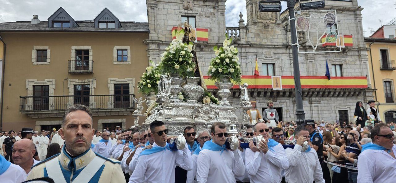 Procesión de la Virgen de la Encina en Ponferrada con fieles y autoridades