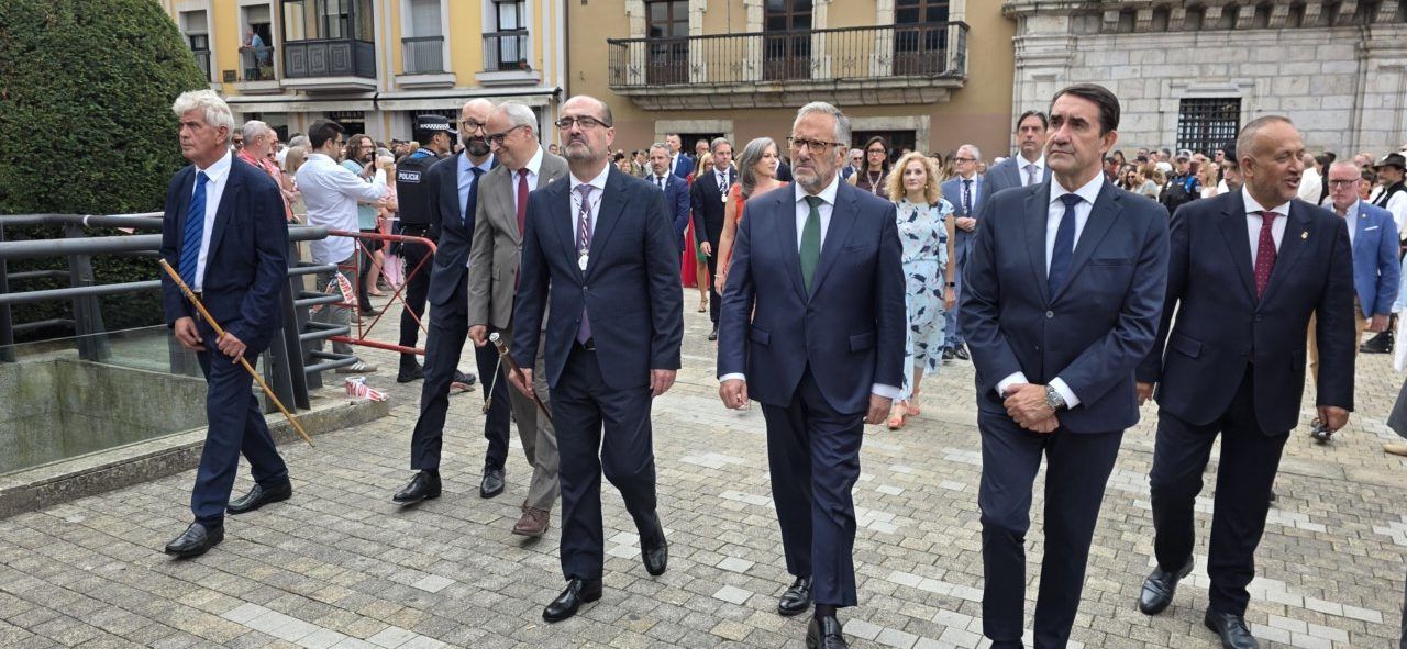 Grupo de personas en la plaza del Ayuntamiento durante las fiestas de la Virgen de la Encina