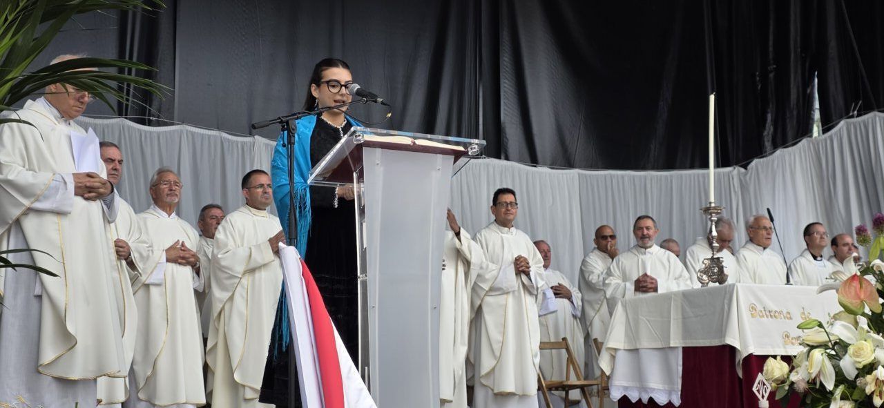 Ceremonia religiosa con varios sacerdotes y una mujer hablando en el altar.