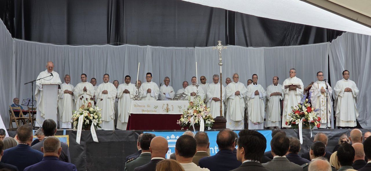Misa de la Virgen de la Encina en Ponferrada con sacerdotes y asistentes