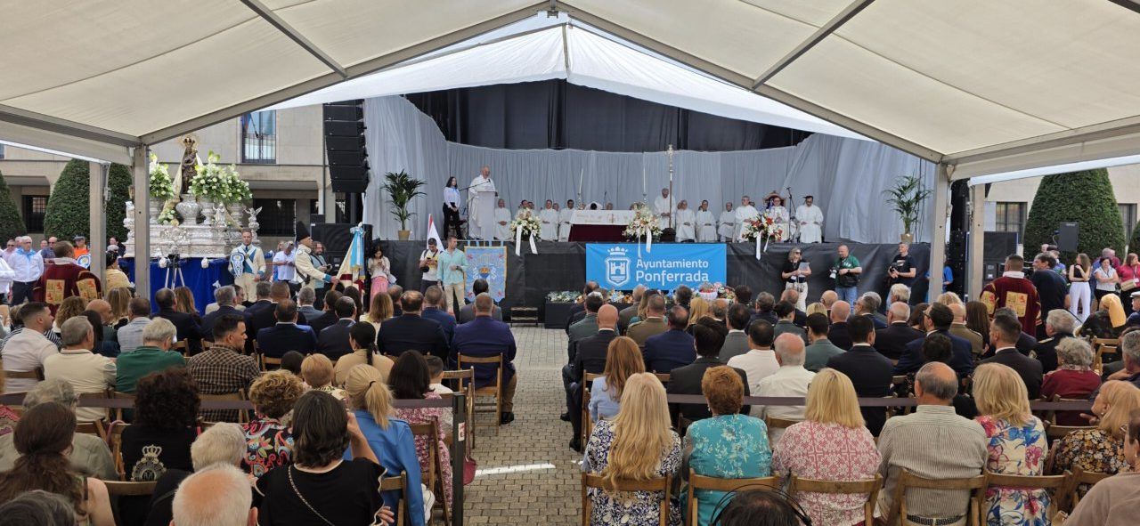 Ceremonia religiosa en la plaza del Ayuntamiento de Ponferrada durante la fiesta de la Virgen de la Encina