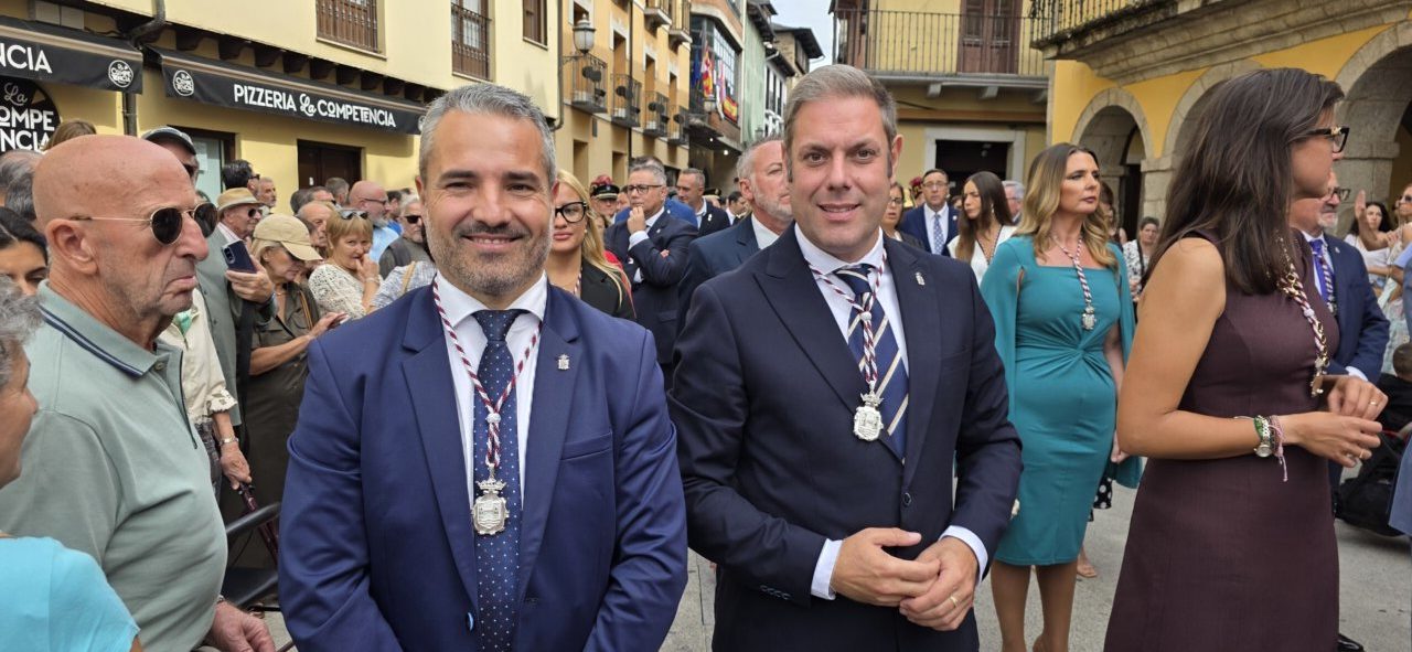 Celebración de la Virgen de la Encina en Ponferrada con asistentes en la plaza.