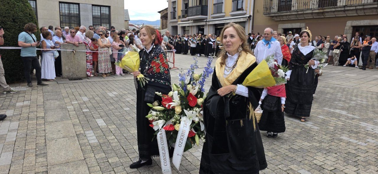 Mujeres con trajes tradicionales en la fiesta de la Virgen de la Encina en Ponferrada