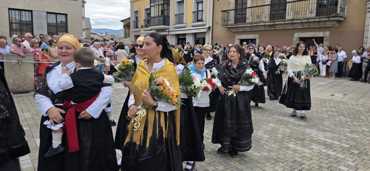 Grupo de personas en trajes tradicionales durante la fiesta de la Virgen de la Encina en Ponferrada