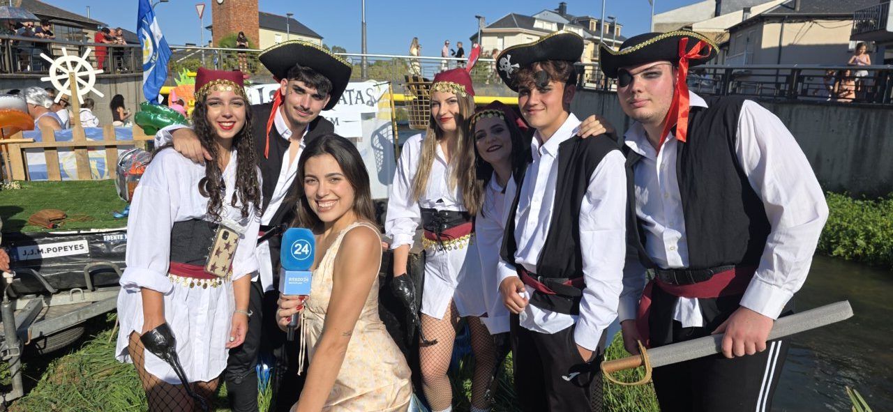 Grupo de jóvenes disfrazados de piratas en el Descenso del Naraya