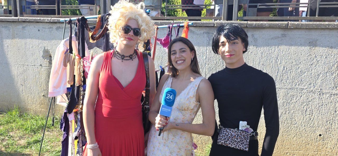 Tres personas posando en un evento de Camponaraya con vestimenta colorida.